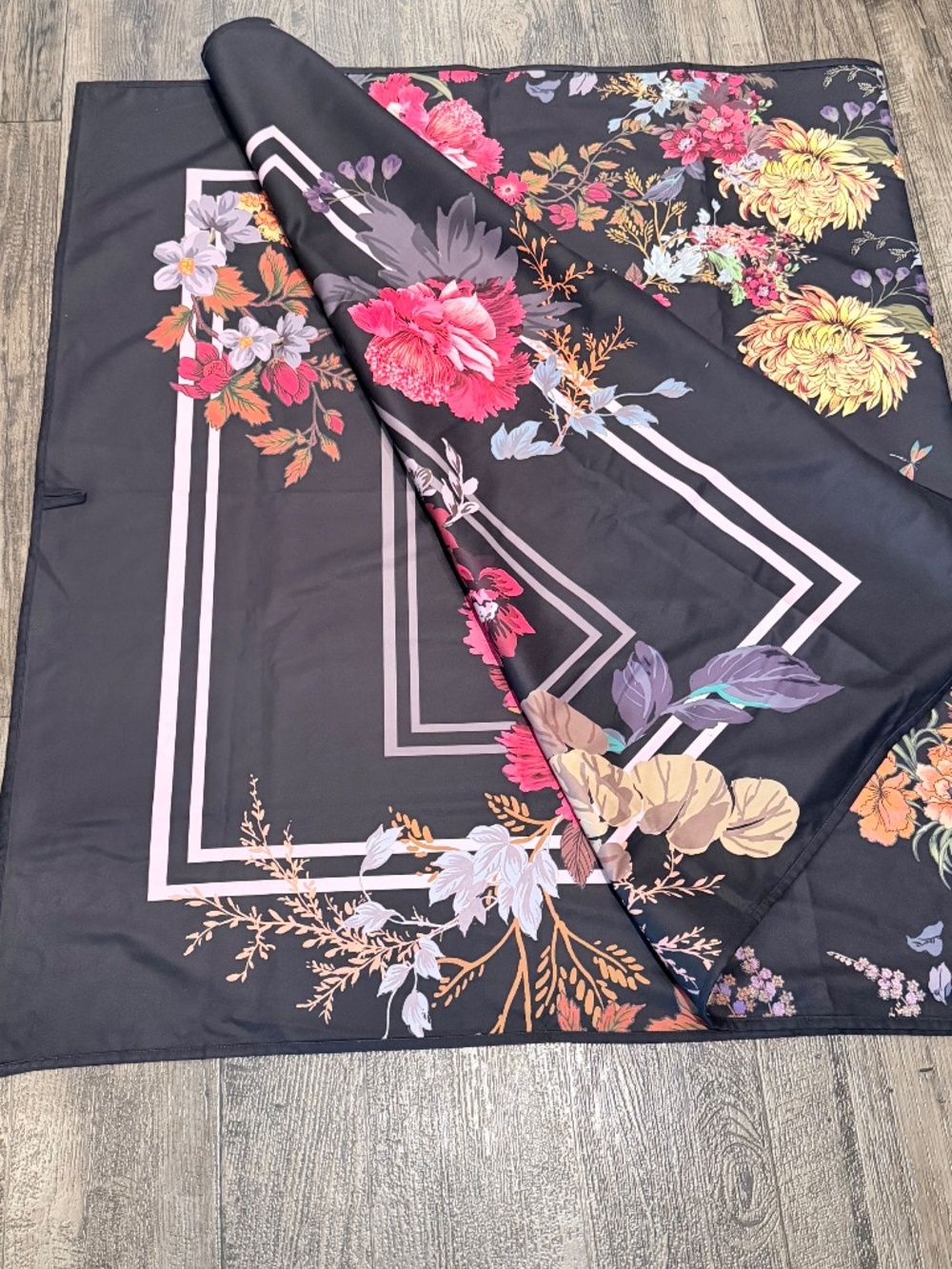 Johnny Was Baccara Reversible Beach Towel Floral 40x70 NWOT + Pouch - Picture 7 of 9